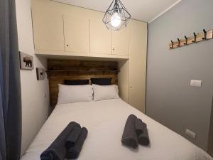 - une chambre avec un lit avec deux paires de chaussettes dans l'établissement Ski House Marmotta, à Borgata Sestriere