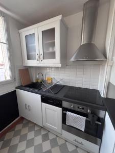 Η κουζίνα ή μικρή κουζίνα στο Appartement Cachan aux portes de Paris RER B +8 φωτογραφίες