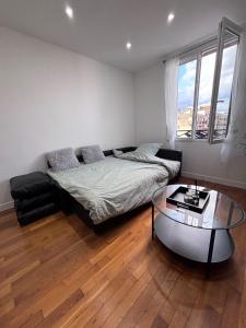 Ένα ή περισσότερα κρεβάτια σε δωμάτιο στο Appartement Cachan aux portes de Paris RER B
