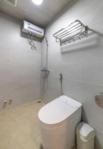 a bathroom with a white toilet in a room at Cocohome Đà Lạt - Villa & Homestay Best Price in Ấp Ða Lợi +12 photos