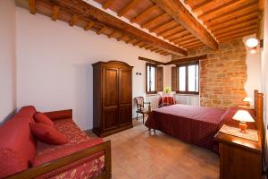 Katil atau katil-katil dalam bilik di Historic Villa With Pool In Marche Hills +14 gambar