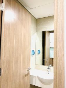 Phú ThúにあるStudio-Luxury-Vinhome Smart City Mỹ Đìnhの洗面台と鏡のあるバスルーム