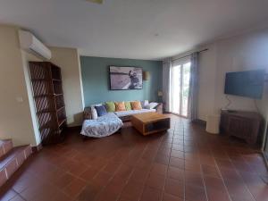 Terre Rougeにある2 bed room house at Port Chamblyのソファと薄型テレビのあるリビングルーム