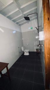 a bathroom with a toilet in a room at D Sebuluh Guest House in batumadeg