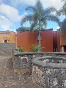 Terre Rougeにある2 bed room house at Port Chamblyの建物の前のヤシの木のある擁壁