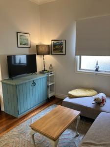 ブリスベンにあるFamily and pet friendly home in Brisbaneの薄型テレビとソファのあるリビングルーム +19枚の写真