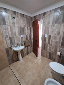 a bathroom with a sink and a toilet at La Esquina in Paraná