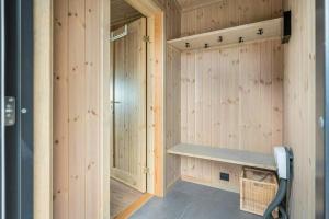 een sauna met houten wanden en een plank en een telefoon bij Mountain Cabin With Panoramic Views In Norefjell in Runn +22 foto's
