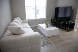 Televiisor ja/või meelelahutuskeskus majutusasutuses Modern 1BR Retreat in the Heart of Magnolia