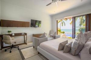 TV a/nebo společenská místnost v ubytování Oceanfront Retreat with Private Pool and Jacuzzi