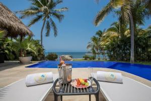 Bazén v ubytování Oceanfront Retreat with Private Pool and Jacuzzi nebo v jeho okolí