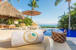 Bazén v ubytování Oceanfront Retreat with Private Pool and Jacuzzi nebo v jeho okolí + 57 fotografií