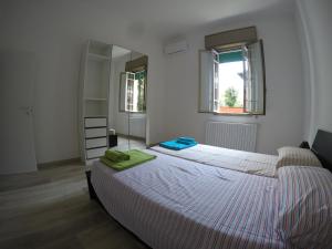 ボローニャにあるCornerApartment IIIのベッドルーム(大型ベッド1台、鏡付)
