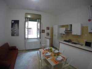 ボローニャにあるCornerApartment IIIのリビングルーム(テーブル付)、キッチン