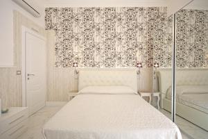 Habitación blanca con cama y cortina en La Dimora Del Marchese, en Catania
