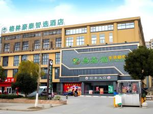 ein Gebäude mit einem Schreiben auf der Vorderseite in der Unterkunft GreenTree Inn Express Chuzhou Langya District Government Chuhe Road in Chuzhou