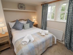 a bedroom with a bed with towels on it at Peary House in Ingram