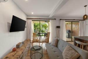 una sala de estar con un sofá y una mesa en The Sky Deck Condo 2bed25bath, en Coco