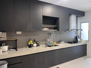 Η κουζίνα ή μικρή κουζίνα στο J5 Apartment by Azhara Homestay