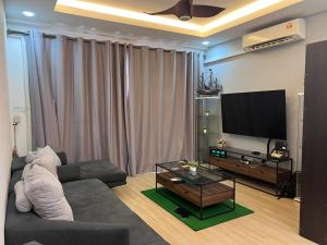 Μια τηλεόραση ή/και κέντρο ψυχαγωγίας στο J5 Apartment by Azhara Homestay