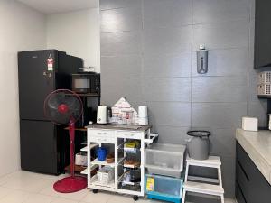 Η κουζίνα ή μικρή κουζίνα στο J5 Apartment by Azhara Homestay