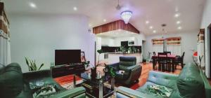 una sala de estar con un sofá y una mesa en Bulla Villas & Suites, en Nadi International Airport
