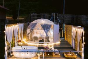 Thoengภูชี้ฟ้า นาราวิวล์แอดภูชี้ฟ้า Naraview at phuchifa的一个带有浴缸的大帐篷的舞台