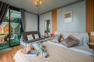 Una mujer acostada en una cama en un dormitorio. en ภูชี้ฟ้า นาราวิวล์แอดภูชี้ฟ้า Naraview at phuchifa, en Thoeng