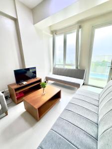 Μια τηλεόραση ή/και κέντρο ψυχαγωγίας στο BEACH Condo at The Mactan Newtown for 6 guests +51 φωτογραφίες