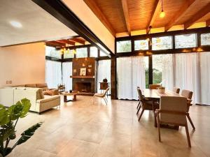 a large living room with a table and chairs at Cabaña Montez in Puente de las Cuevas