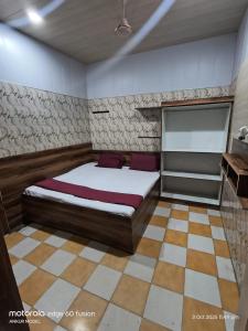 Ένα ή περισσότερα κρεβάτια σε δωμάτιο στο Hotel Vrindavan Near Vrindavan