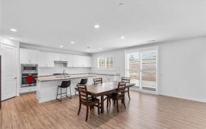 a kitchen with a table and chairs in a room at Rois Yucaipa in Yucaipa