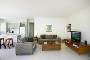 un soggiorno con due divani e una TV di luxury abalina cottages a Bright