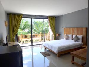 ein Schlafzimmer mit einem Bett und einem Balkon in der Unterkunft Le Pes Villas in Khanom