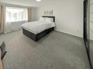a bedroom with a bed and a window at Riverside Cottage in Pinchbeck