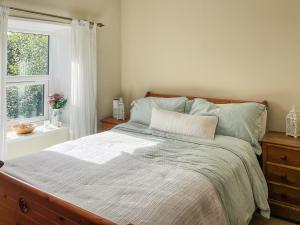 a bedroom with a bed and a window at Magnolia Cottage in Staunton