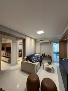 In Mare Bali 50 في بارناميريم: غرفة معيشة بها أريكة وطاولة