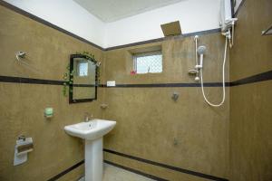 un bagno con lavandino e doccia di Susu Eco Villa a Talpe Altre 23 foto