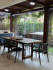 In Mare Bali 50 في بارناميريم: طاولة وكراسي في مطبخ مع نافذة كبيرة