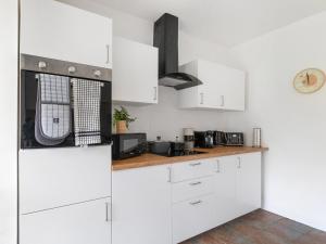 レスターにあるTetuan Houseの白いキャビネットとカウンタートップを備えたキッチン