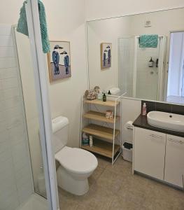 un baño con inodoro y lavabo en Maggie's Place Too, en Cowes