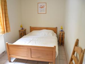 um quarto com uma cama e duas mesas de cabeceira em Hill View Apartment in Bouillon with Terrace em Bouillon