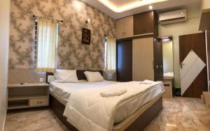 Un dormitorio con una cama grande y un baño. en Cascade Villa Spacious 5BHK Luxury Villa, en Bangalore