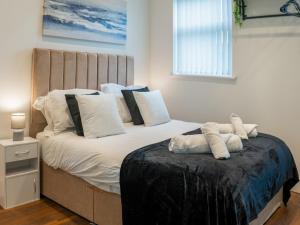 En eller flere senge i et værelse på Hilltop Apartment 5 - Uk50597