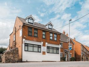 Bygningen som lejligheden ligger i + 2 billeder