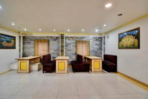 Ruang duduk di Hotel O Fly View