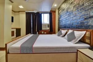Katil atau katil-katil dalam bilik di Hotel O Fly View +35 gambar