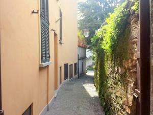an alleyway between two buildings in a city at Belvilla by OYO Casa Marina a Ghiffa in Ghiffa
