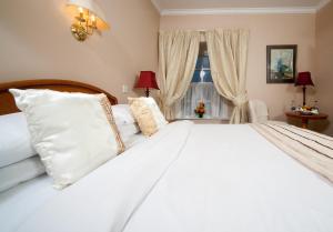 Uma cama ou camas num quarto em Darnley Lodge Hotel
