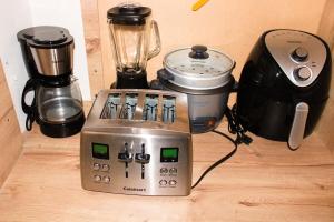 a blender and a coffee maker on a counter at Apartamento con Jacuzzi privado Cerca al Metro y al Mayorca in Envigado